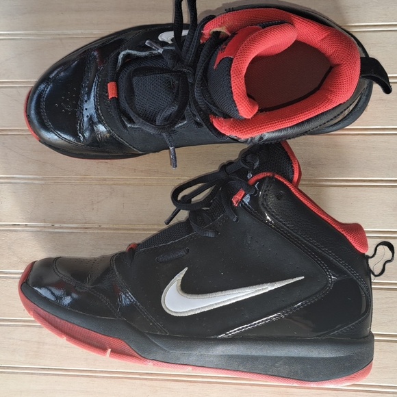 Nike Youth Size 5 Team Hustle High-top Basketball Boy Lace Up Sneakers - Picture 1 of 12